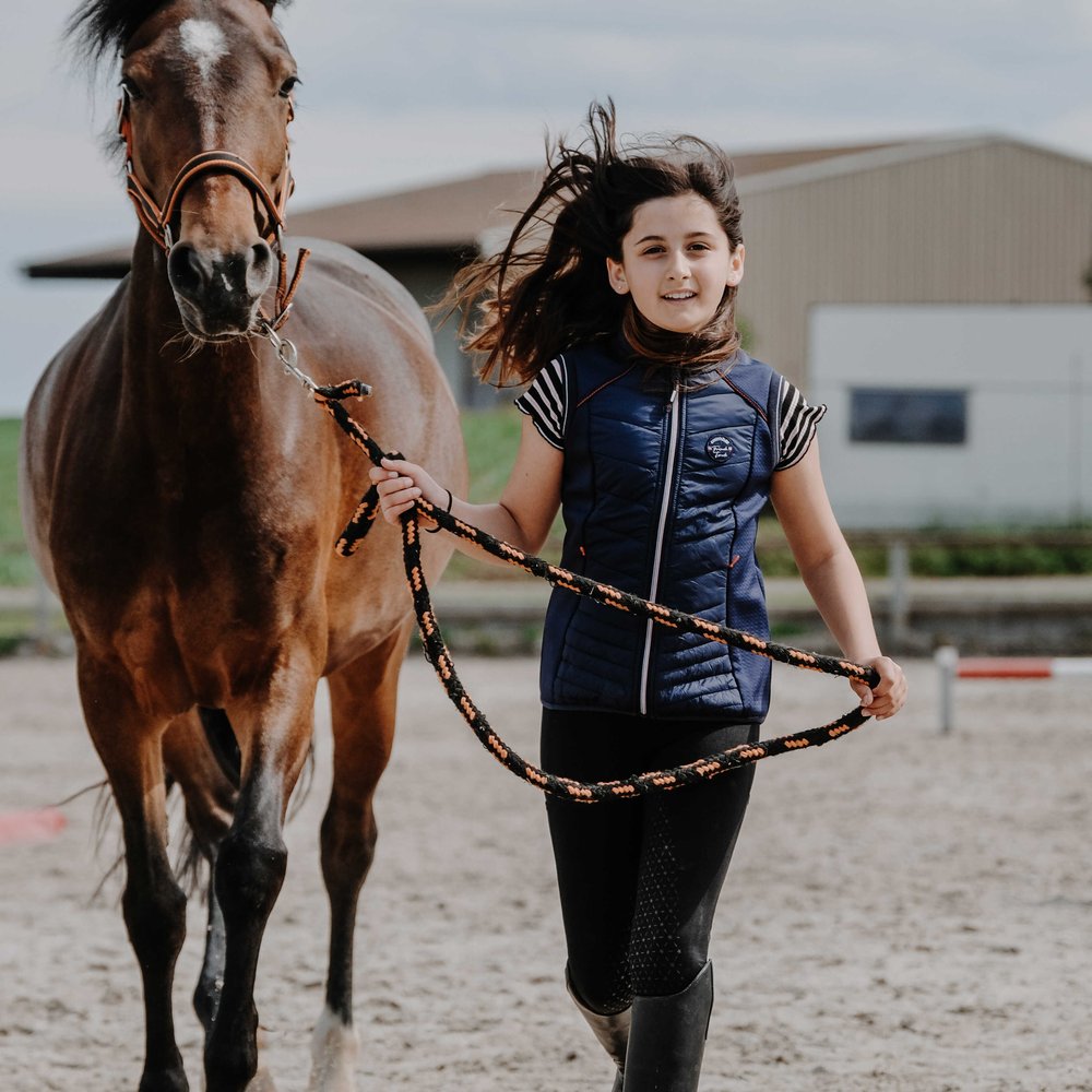 Gilet enfant Equithème - Luna Marine porté