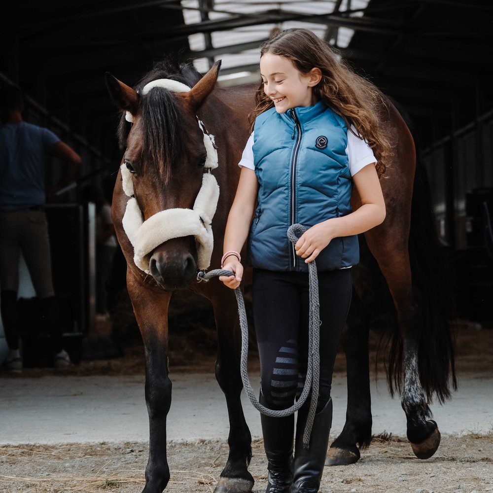 Gilet enfant Equithème - Lina Turquoise porté