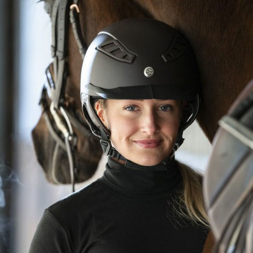 Casque d'équitation avec système MIPS Back On Track EQ3 Lynx noir porté