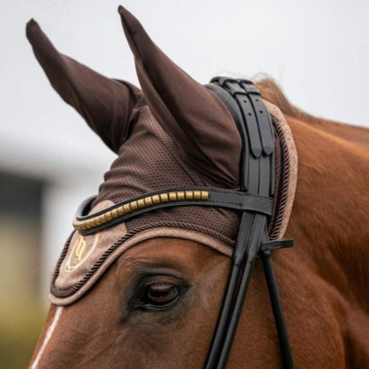 Bonnet de travail aux propriétés thermiques pour chevaux Back On Track Haze beige porté
