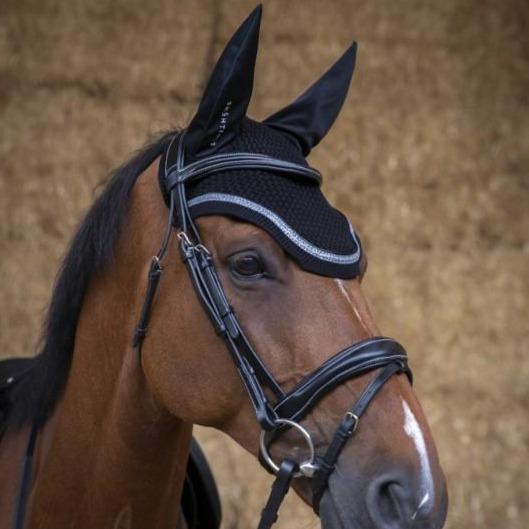 Bonnet de travail pour chevaux Equithème Glitter noir avec bande argentée porté
