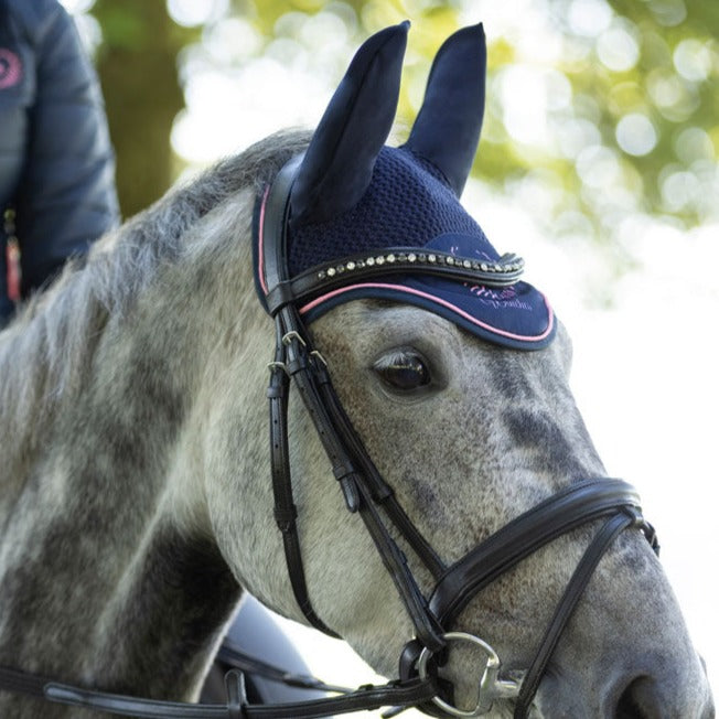 Bonnet anti-mouches pour poneys et chevaux HKM Classi Polo marine porté