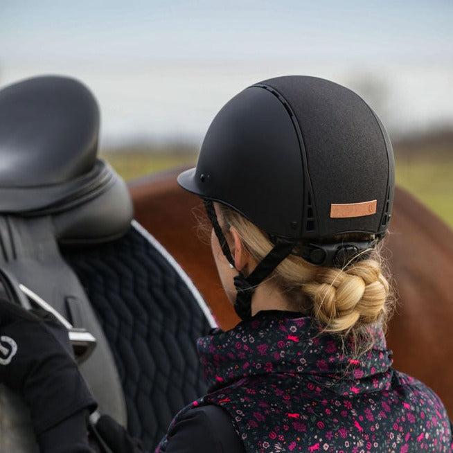 Casque d'équitation pour cavalières du 51 au 61 Imperial Riding Olania noir avec top noir et liseré noir