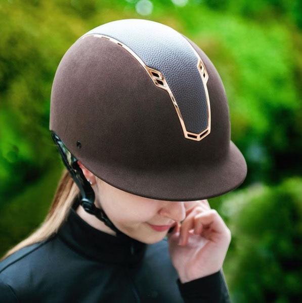 Casque d'équitation pour cavalières HKM Wien marron avec liseré rosegold porté