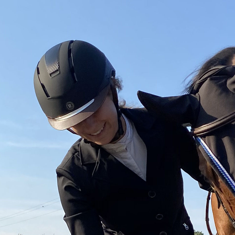 Casque Privilège Equitation Confort noir avec visière marron porté