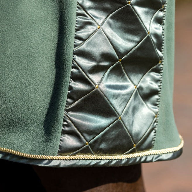 Chemise séchante polaire pour chevaux du 125 au 165 cms HKM Basil vert détail tissu satiné