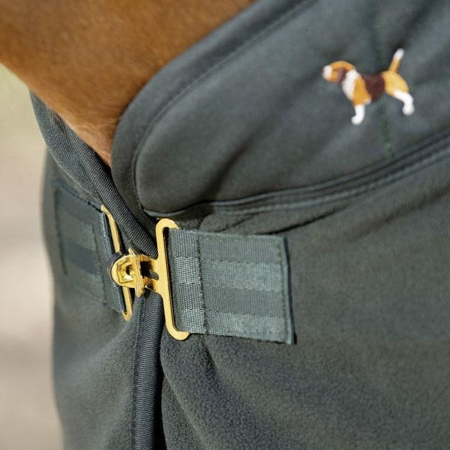 Chemise séchante polaire pour poneys et chevaux HKM Beagle verte portée détail