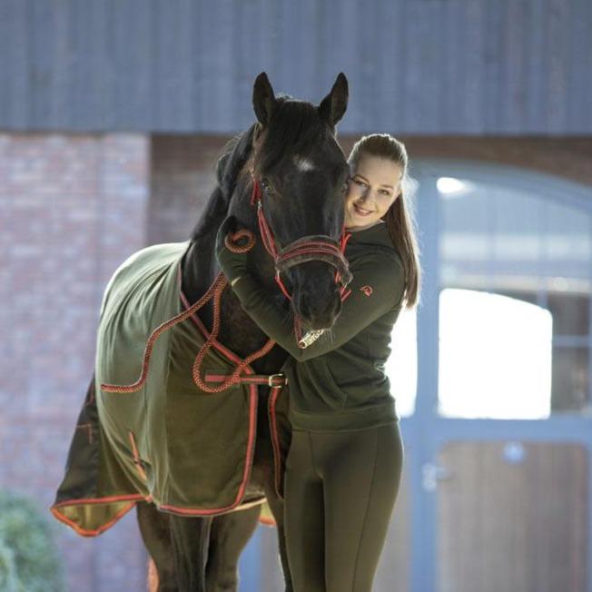 Chemise séchante polaire pour poneys et chevaux HKM Equestrian verte portée