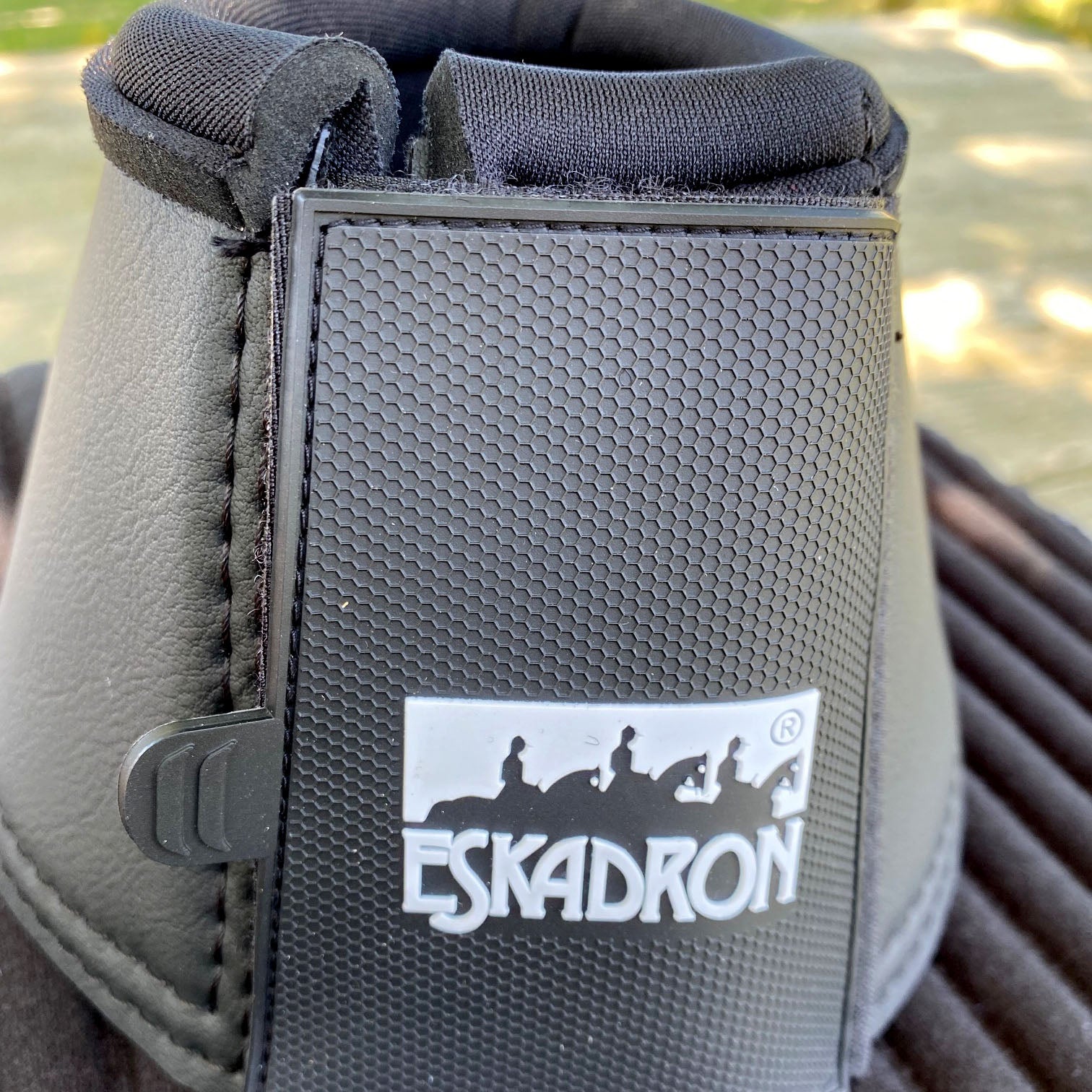 Cloches en néoprène recouvertes de cuir synthétique pour poneys et chevaux Eskadron Allround détail double velcro