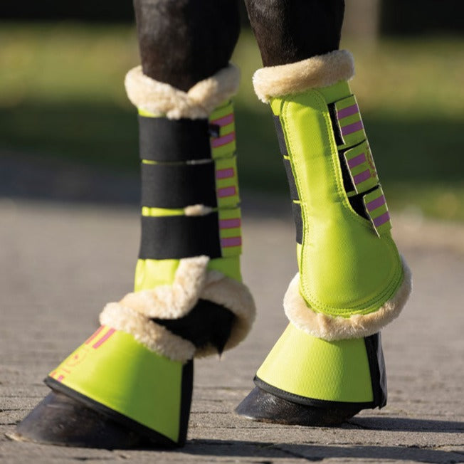 Guêtres de dressage et cloches pour poneys et chevaux HKM Classic Polo vert pomme portées