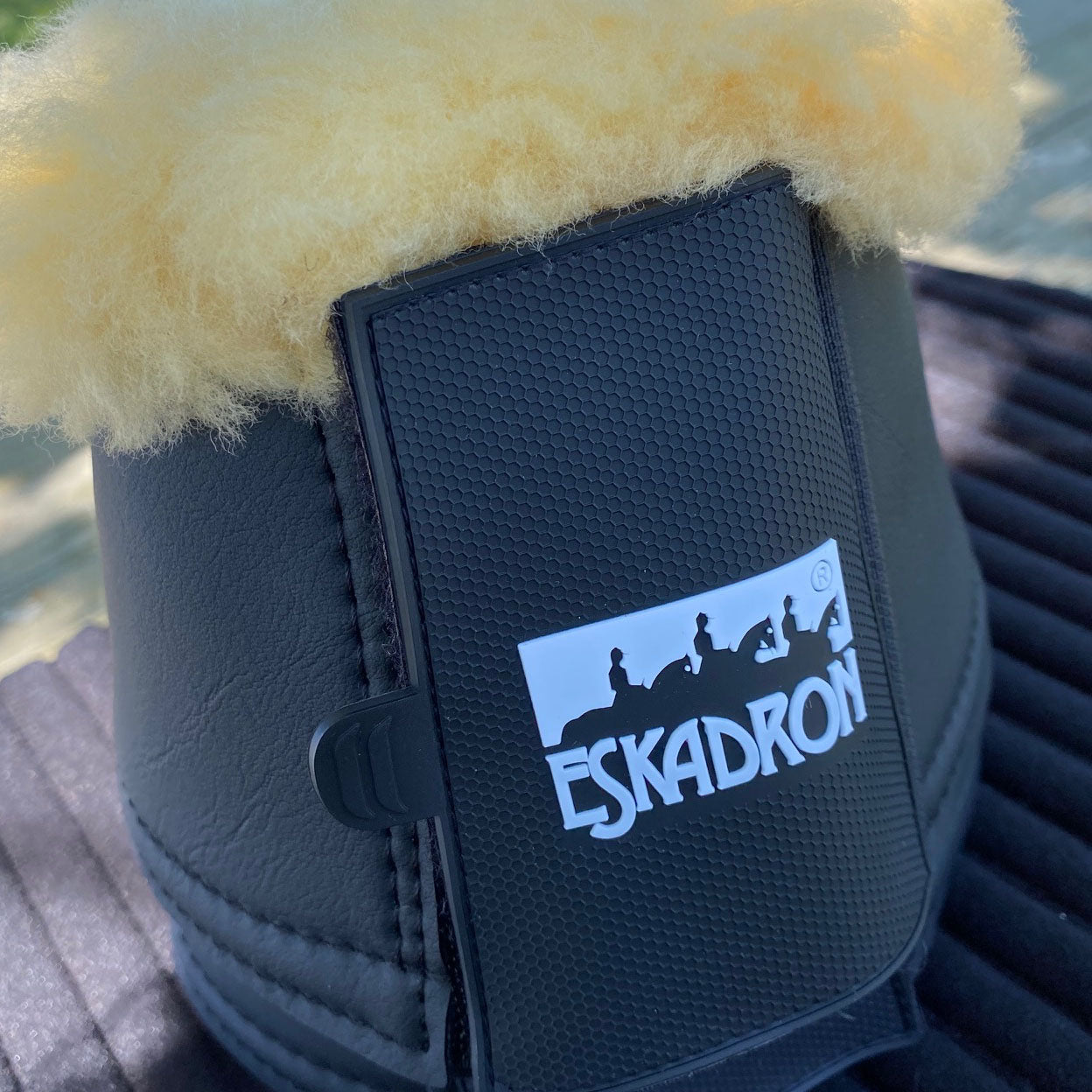 Cloches en néoprène recouvertes de cuir synthétique Eskadron Allround noires avec bordure en mouton véritable détail velcro