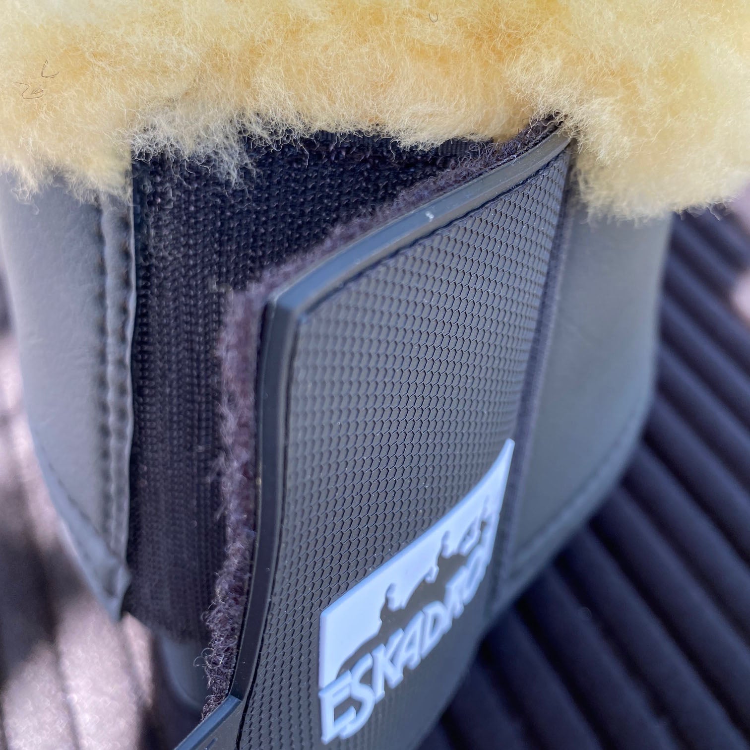 Cloches en néoprène recouvertes de cuir synthétique Eskadron Allround noires avec bordure en mouton véritable détail double velcro