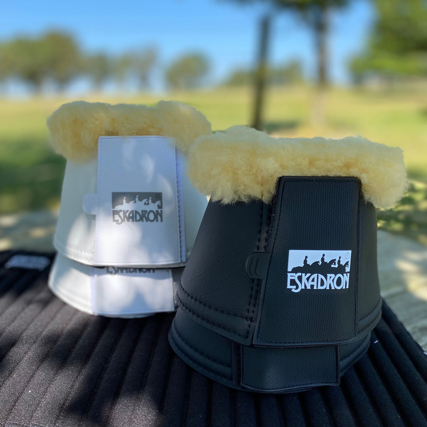 Cloches en néoprène recouvertes de cuir synthétique Eskadron Allround noires avec bordure en mouton véritable