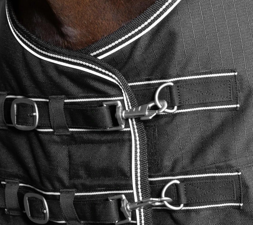 Couverture imperméable 50 grs 1680 deniers pour poneys et chevaux Back On Track Brianna noire détail fermeture poitrail