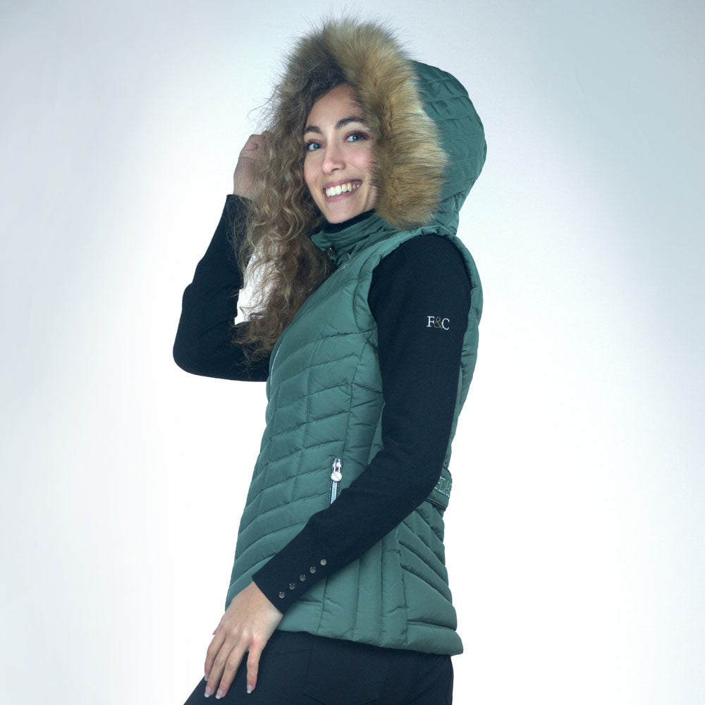 Doudoune sans manches avec capuche amovible bordée de fourrure synthétique pour cavalières Flags&Cup Kiana vert d'eau portée