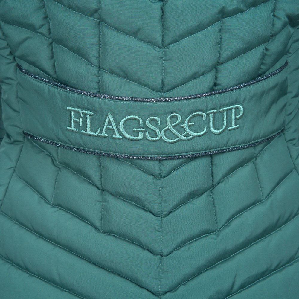 Doudoune sans manches avec capuche amovible bordée de fourrure synthétique pour cavalières Flags&Cup Kiana vert d'eau détail martingale
