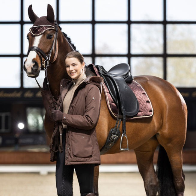 Ensemble bonnet anti-mouches et tapis de selle pour poneys et chevaux modèle dressage HKM Basil marron