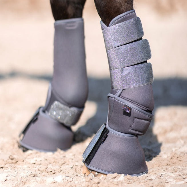 Guêtres de travail en softoprène pour poneys et chevaux HKM Berry gris avec les cloches assorties