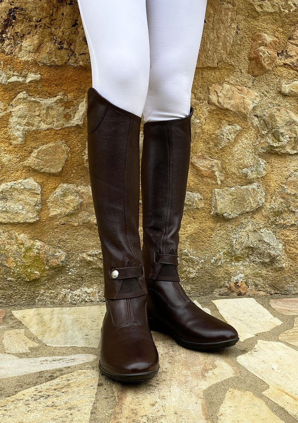 Ensemble boots et mini-chaps Privilège Equitation Nola marron porté de face