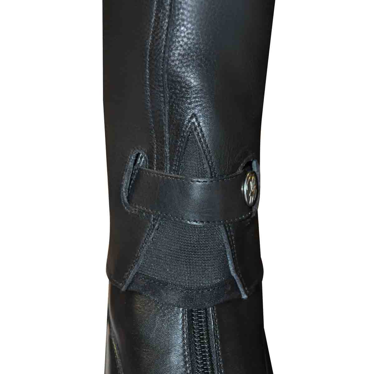 Détail de l'attache de la mini-chaps avec la boots Privilège Equitation Nola noires de face