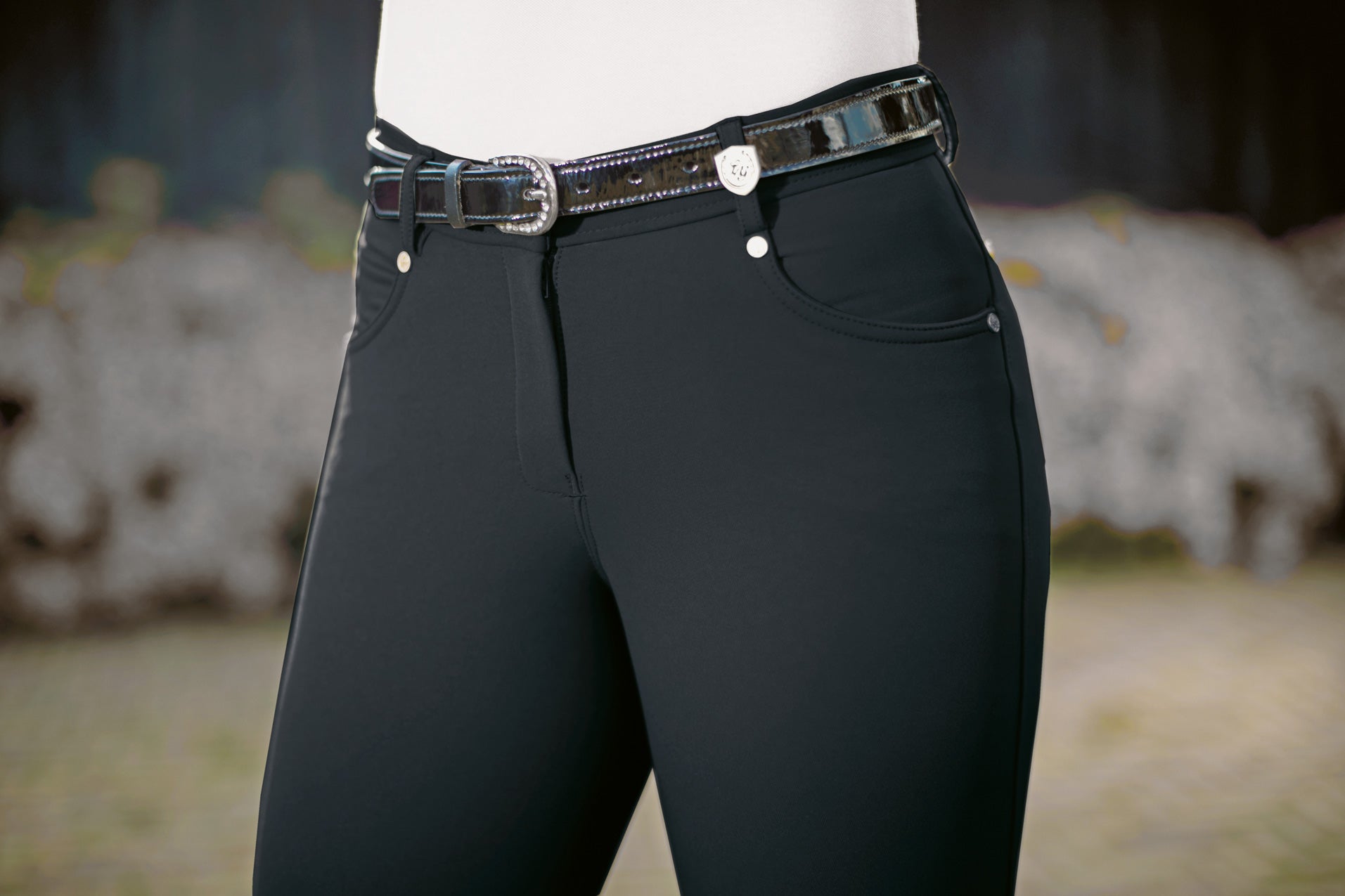 Pantalon d'équitation pour femme HKM Basic noir porté