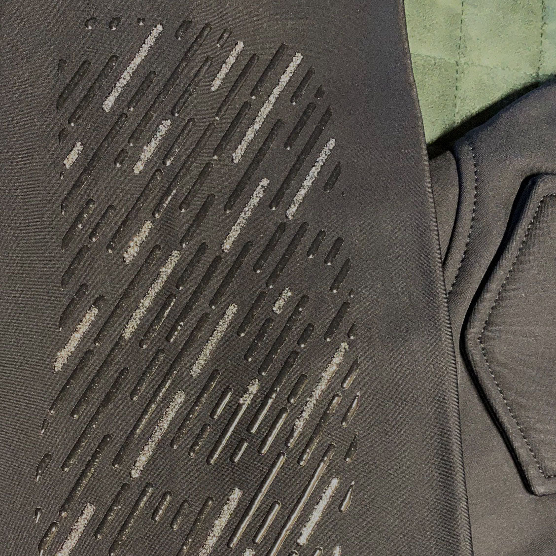 Pantalon d'équitation en softshell doublé polaire pour cavalières HKM Elégance noir détail basane grip