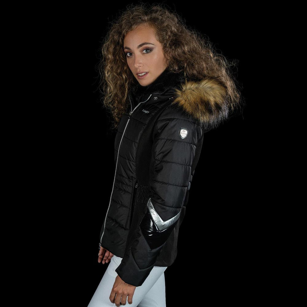 Parka technique à capuche avec fourrure synthétique pour cavalière Flags&Cup Norola noire portée de profil