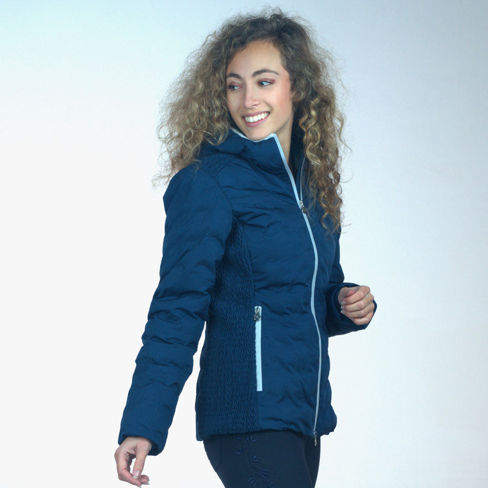 Parka technique avec capuche pour cavalières Flags&cup Atka marine portée