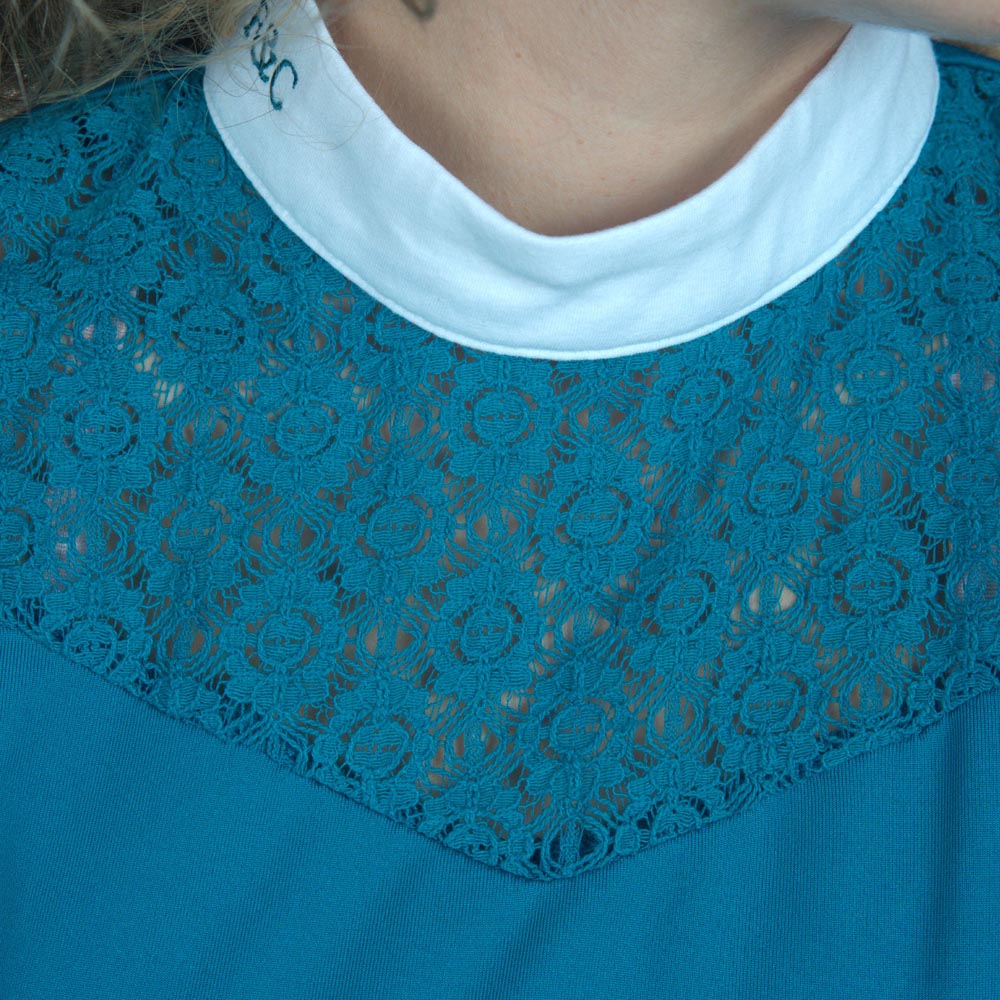 Polo de concours à manches courtes pour cavalières Flags&Cup Cassia bleu émeraude détail dentelle