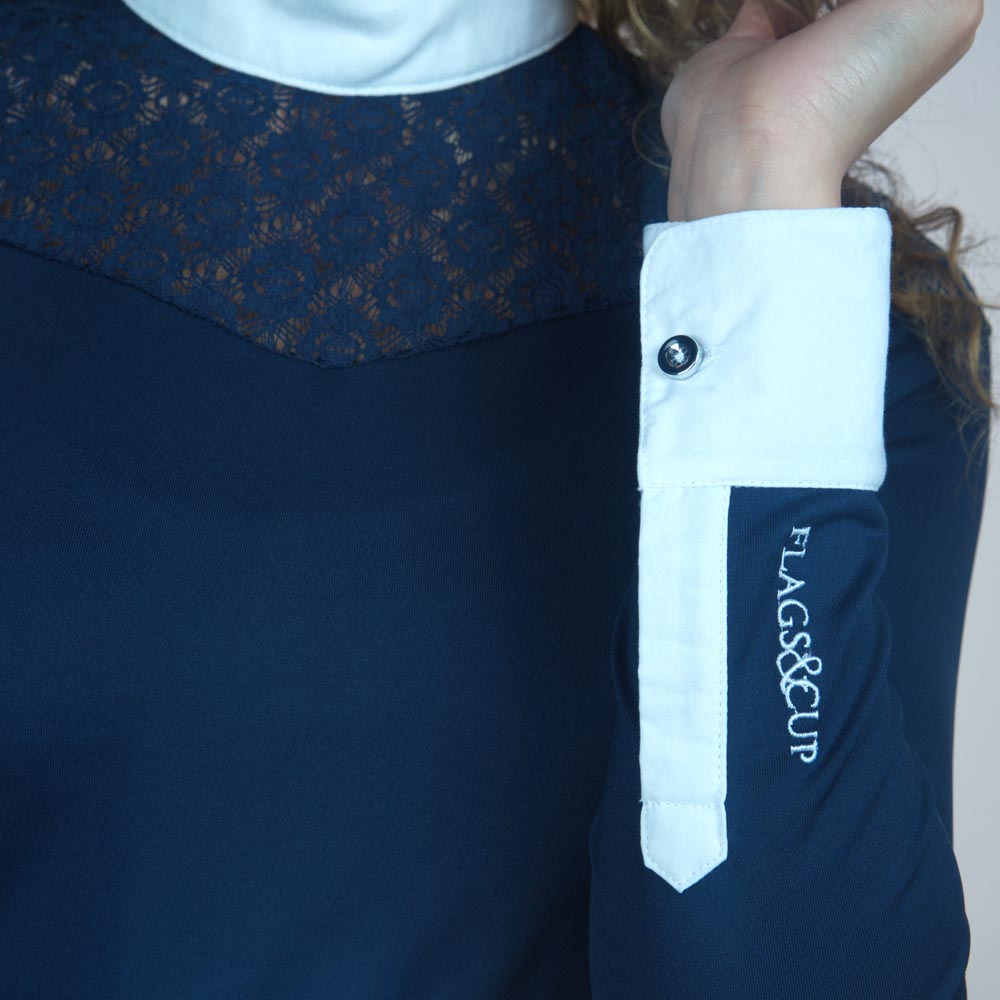 Polo de concours à manches longues pour cavalières Flags&Cup Cassia marine porté détail manche