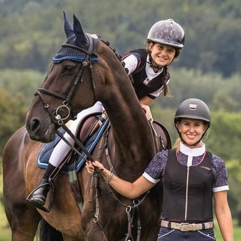 Protection dorsale pour les cavalières Komperdell noir et fuchsia porté