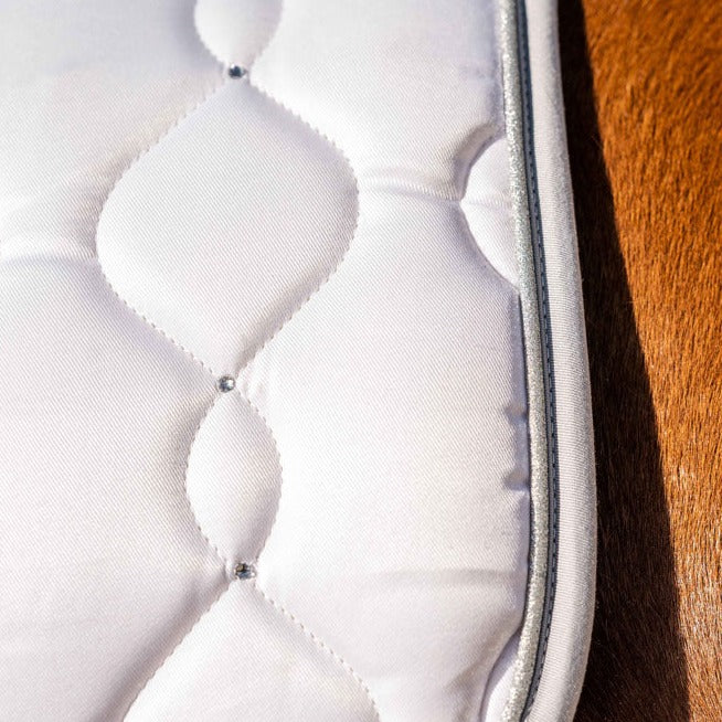 Tapis de selle pour poneys et chevaux modèle dressage HKM Competition blanc liseré argent détail