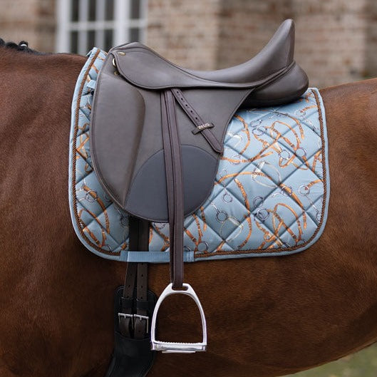 Tapis de selle poneys et chevaux HKM Allure modèle CSO ou dressage sauge porté