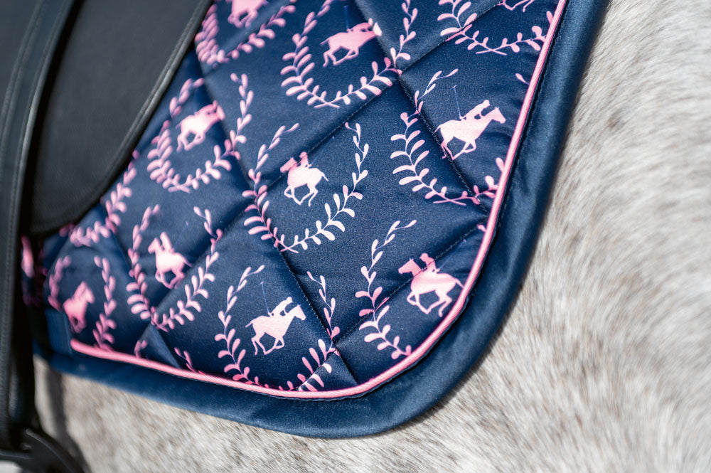 Tapis de selle pour poneys et chevaux HKM Classic Polo Allround marine porté détail