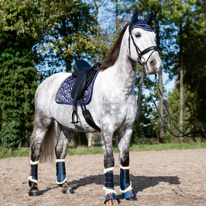Tapis de selle pour poneys et chevaux HKM Classic Polo Allround marine porté modèle dressage