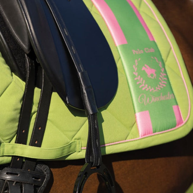 Tapis de selle pour poneys et chevaux modèle dressage ou CSO HKM Classic Polo vert pomme porté détail