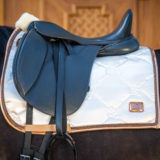 Tapis de selle poneys et chevaux HKM Edinburgh modèle CSO ou dressage vanille