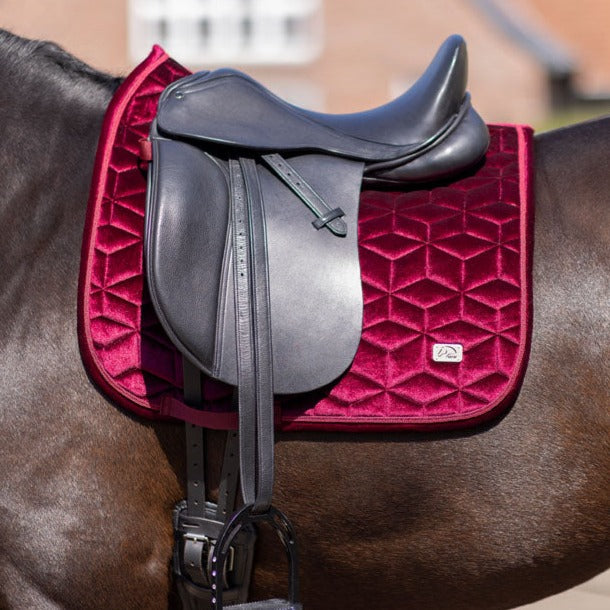 Tapis de selle pour poneys et chevaux CSO ou dressage HKM Mellow Velvet rouge cerise