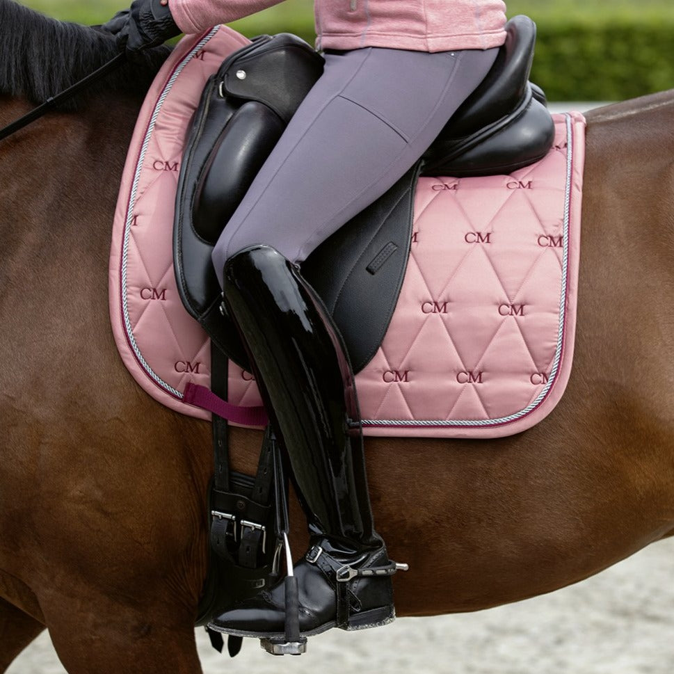 Tapis de selle pour poneys et chevaux CSO ou dressage HKM Della Sera Classico rose porté