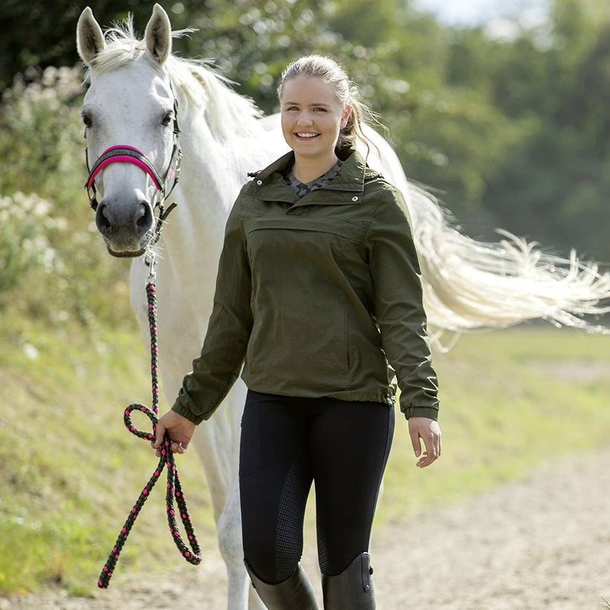 Veste coupe-vent imperméable pour cavalières HKM Survival kaki portée