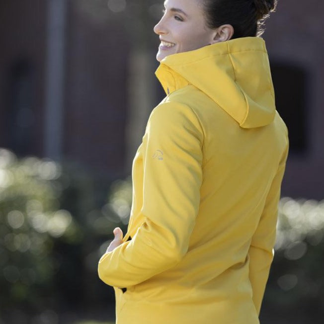 Veste softshell avec capuche intégrée pour cavalières HKM Performance jaune portée