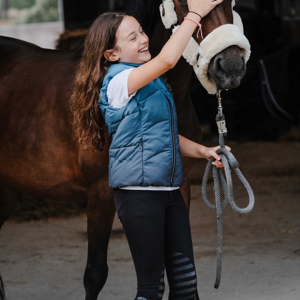 Gilet enfant Equithème - Lina Turquoise porté