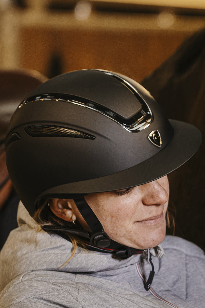 Casque EQUITHEME "AGRIS", visière large noir argenté