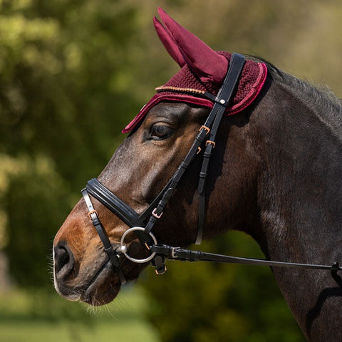 Bonnet anti-mouches pour poneys et chevaux HKM Mellow Velvet rouge cerise