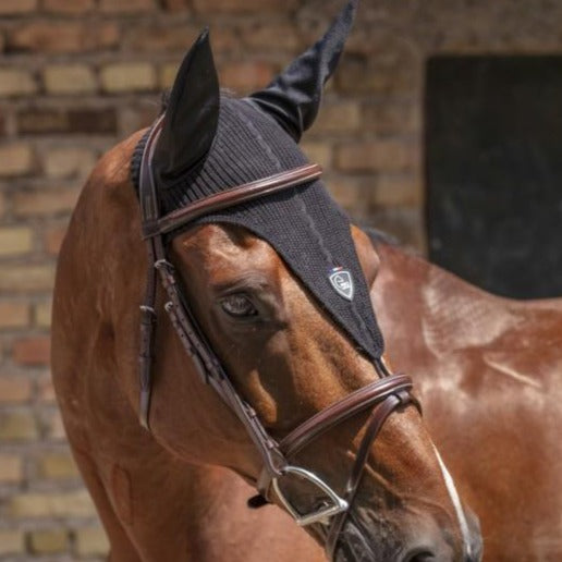 Bonnet de travail pour chevaux Equithème Pro Series Sport modèle long noir porté