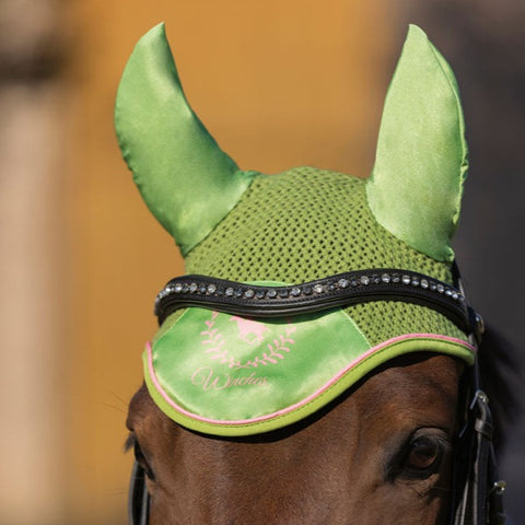 Bonnet anti-mouches pour poneys et chevaux HKM Classi Polo vert pomme porté