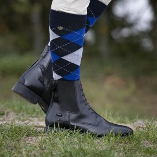 Boots d'équitation en cuir avec lacets pour cavaliers Norton noires portées