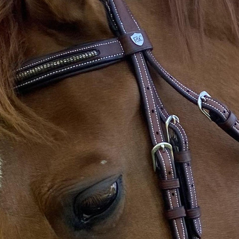 Détail du bridon en cuir naturel pour poneys et chevaux Flags&Cup Helsinki marron
