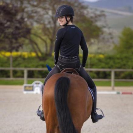 Casque d'équitation pour cavalières Equi-Thème Compet noir porté