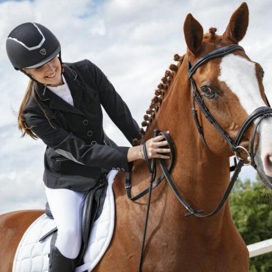 Casque d'équitation pour cavalières Equi-Thème Insert Mesh porté